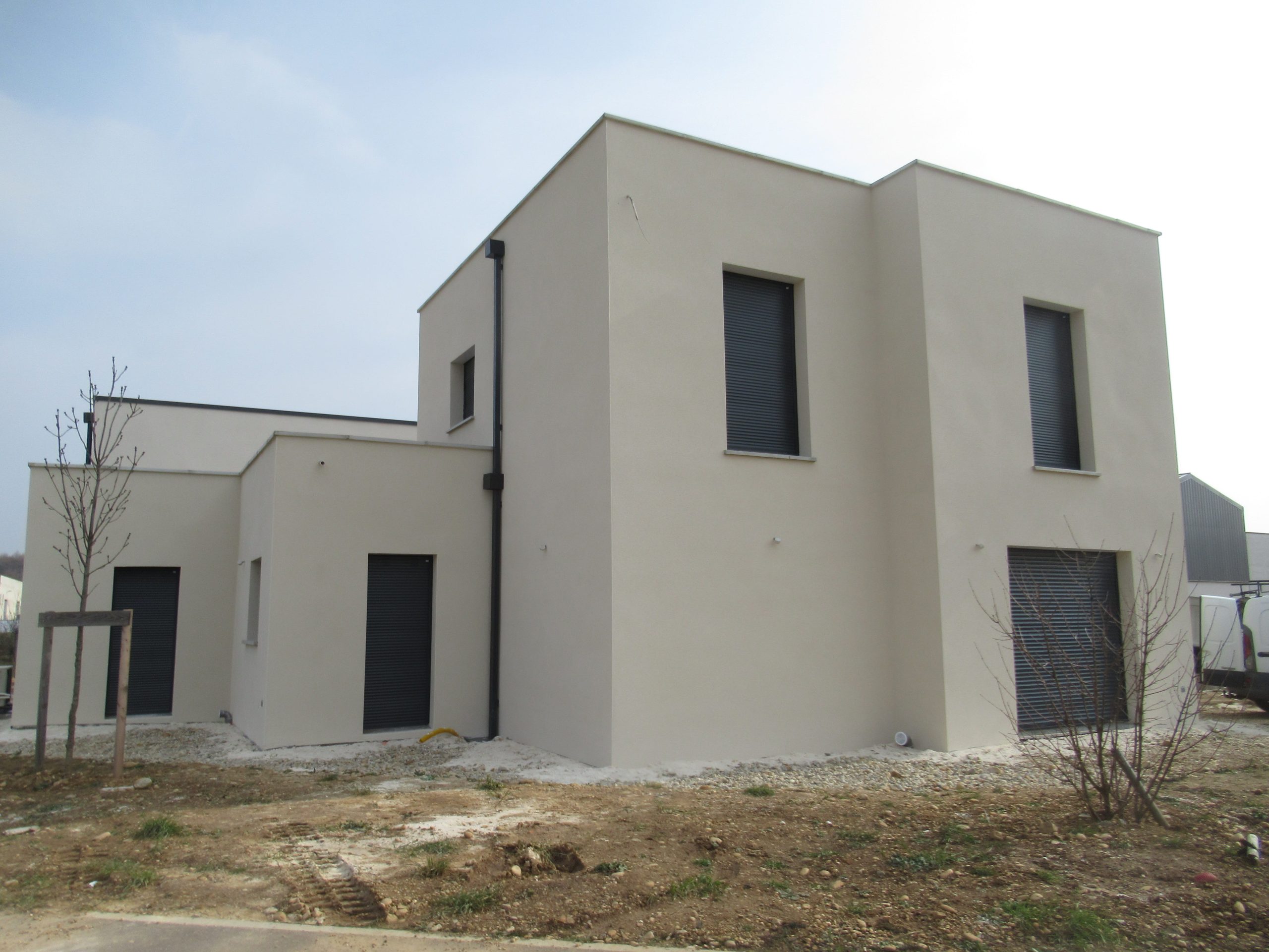 Construction maison plain-pied enduit gris — maître d'œuvre Isère